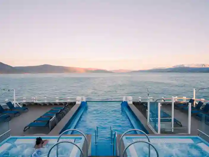 Jacuzzi & Infinitypool på MS Fritjof Nansen