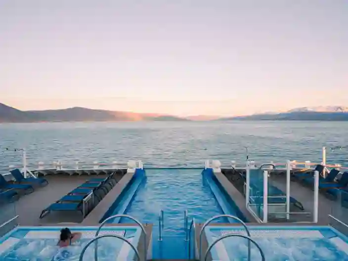 Jacuzzi & Infinitypool på MS Fritjof Nansen