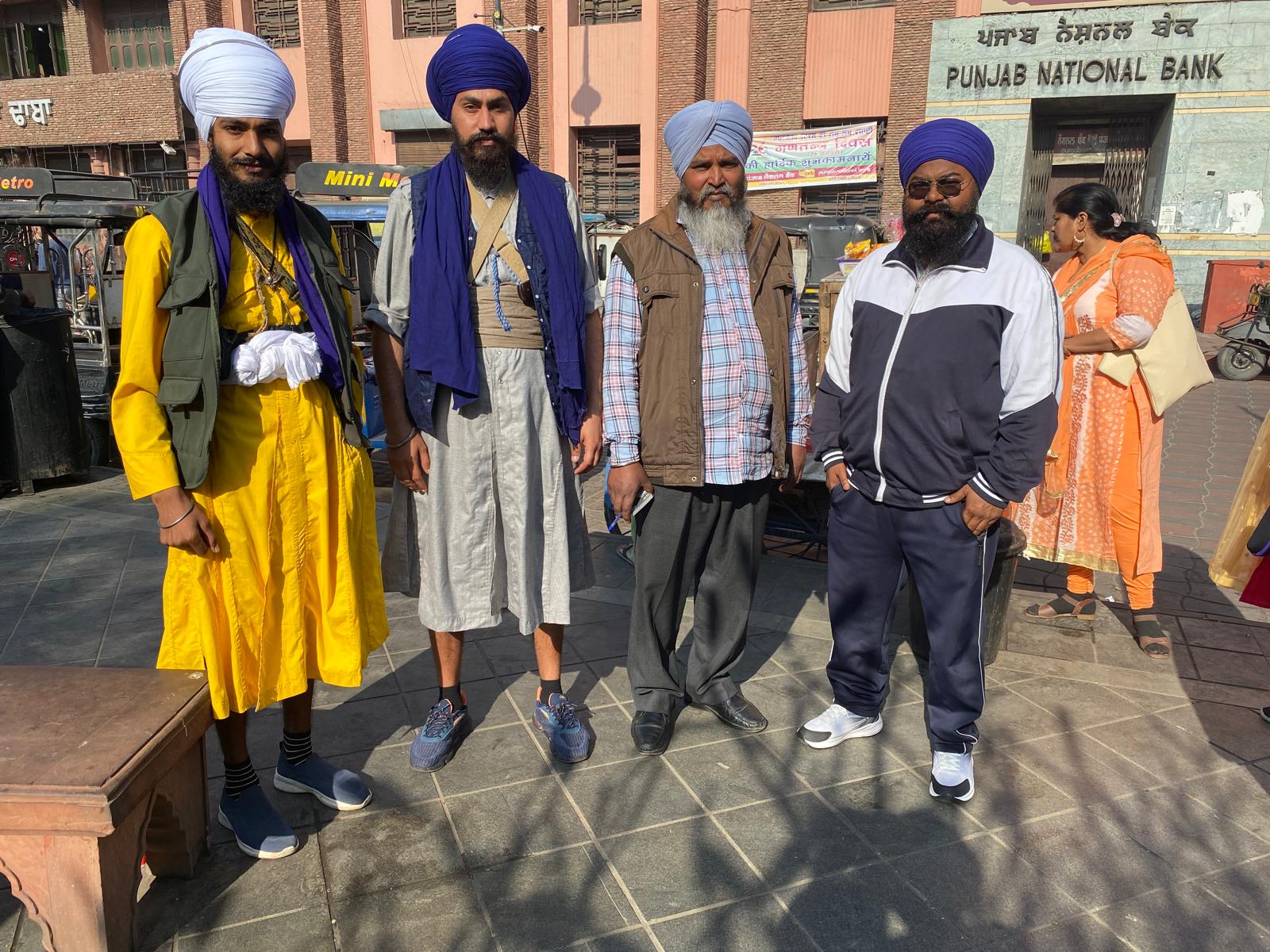 Gruppe af mænd iført forskellige turbans