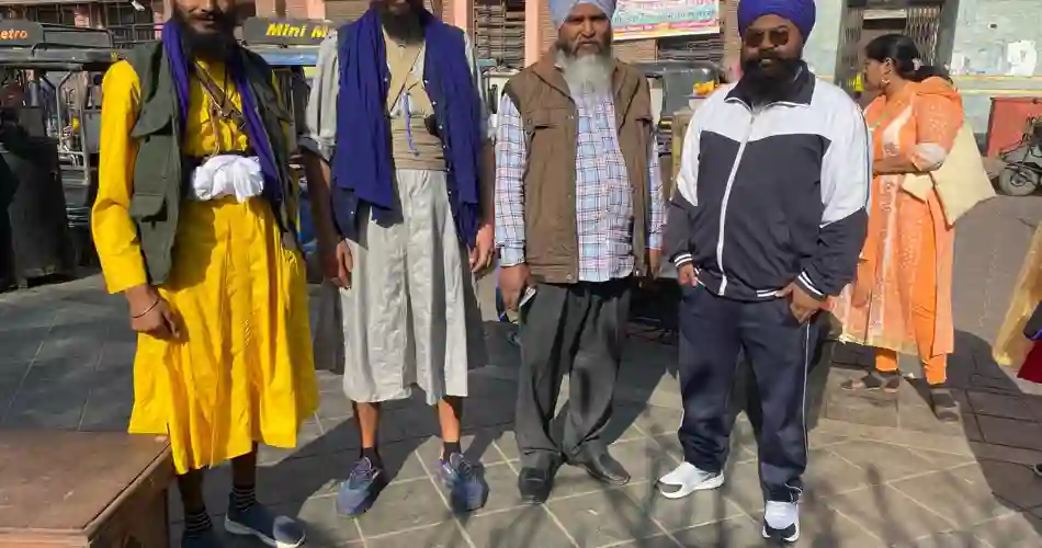 Gruppe af mænd iført forskellige turbans