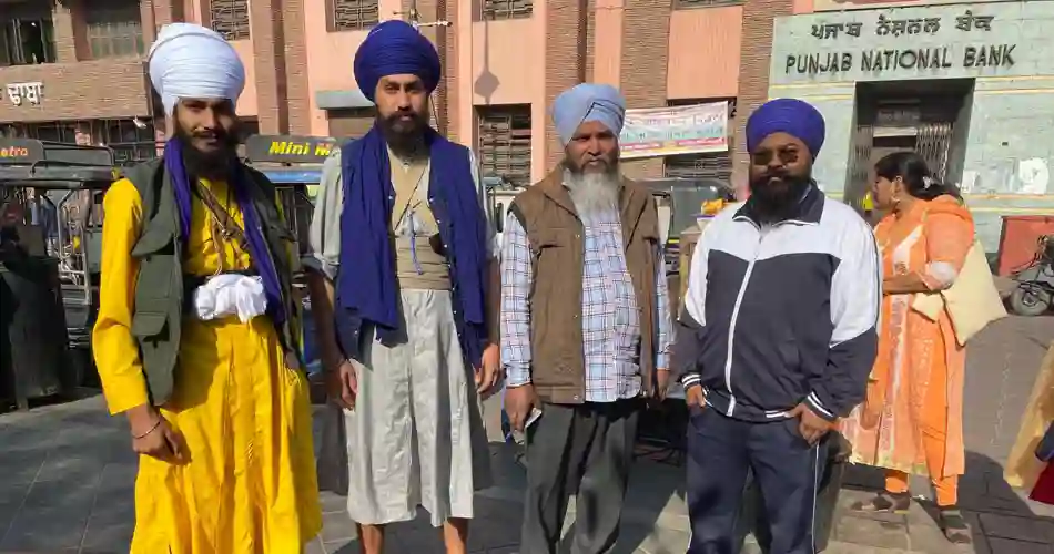 Gruppe af mænd iført forskellige turbans