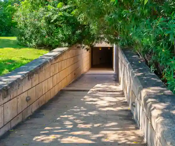 Indgangen til gravhøjen