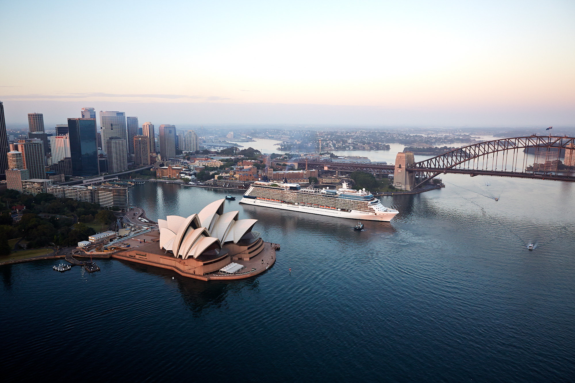 Hamnen i Sydney med operahuset och Harbour bridge. Kryssningsfartyg Celebrity