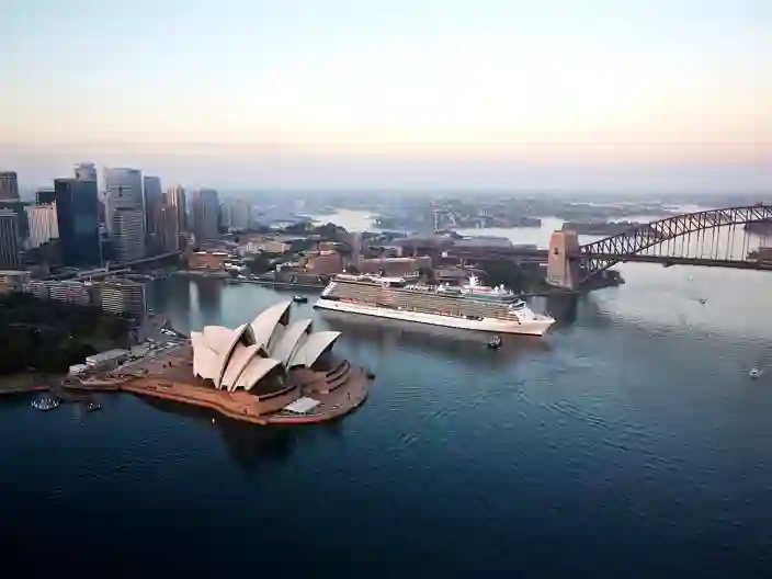 Hamnen i Sydney med operahuset och Harbour bridge. Kryssningsfartyg Celebrity