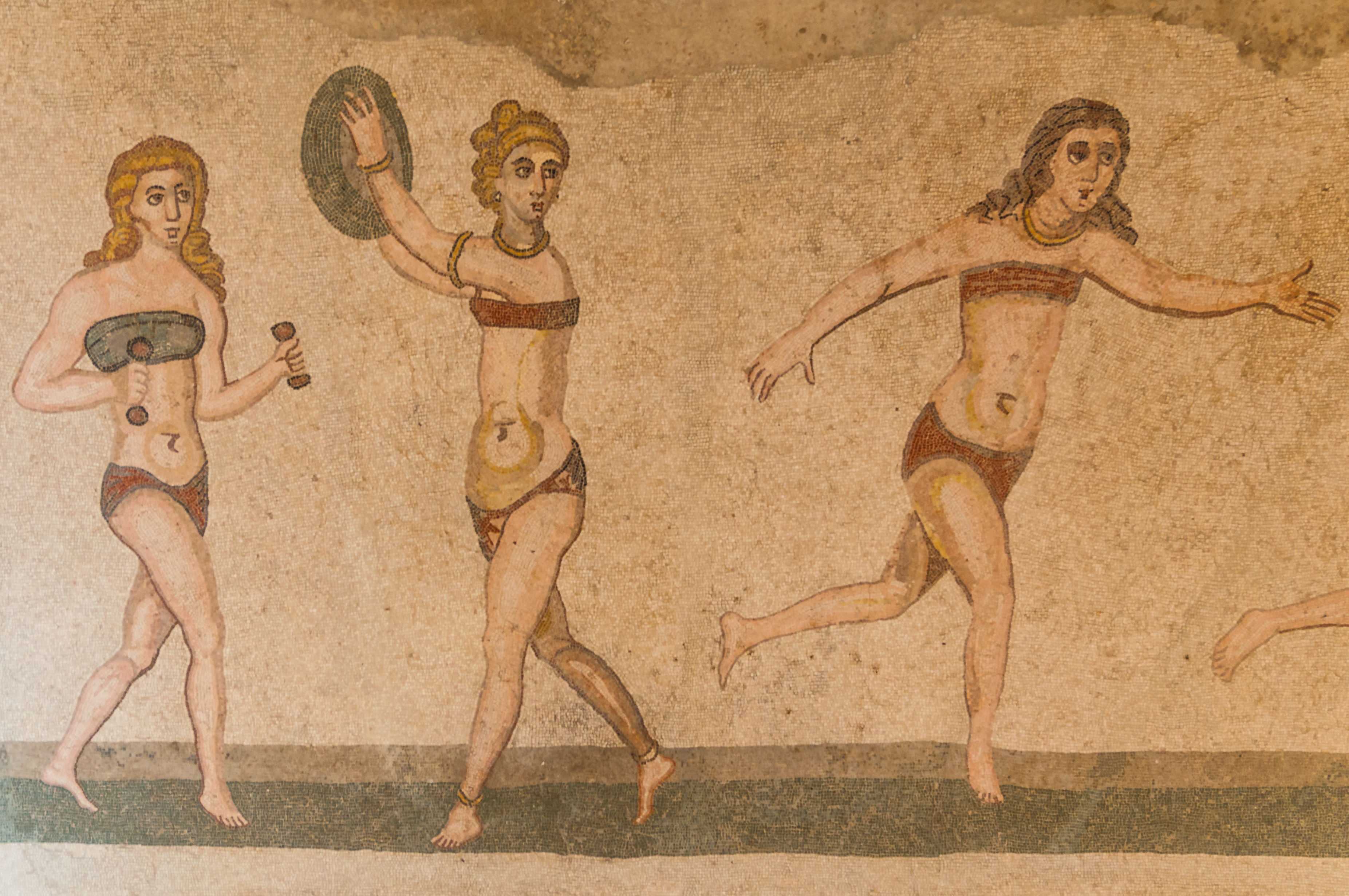 Bikinipiger i Villa Romana