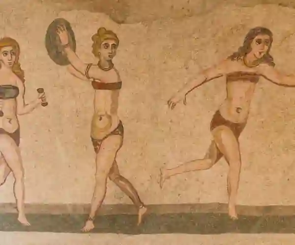 Bikinipiger i Villa Romana