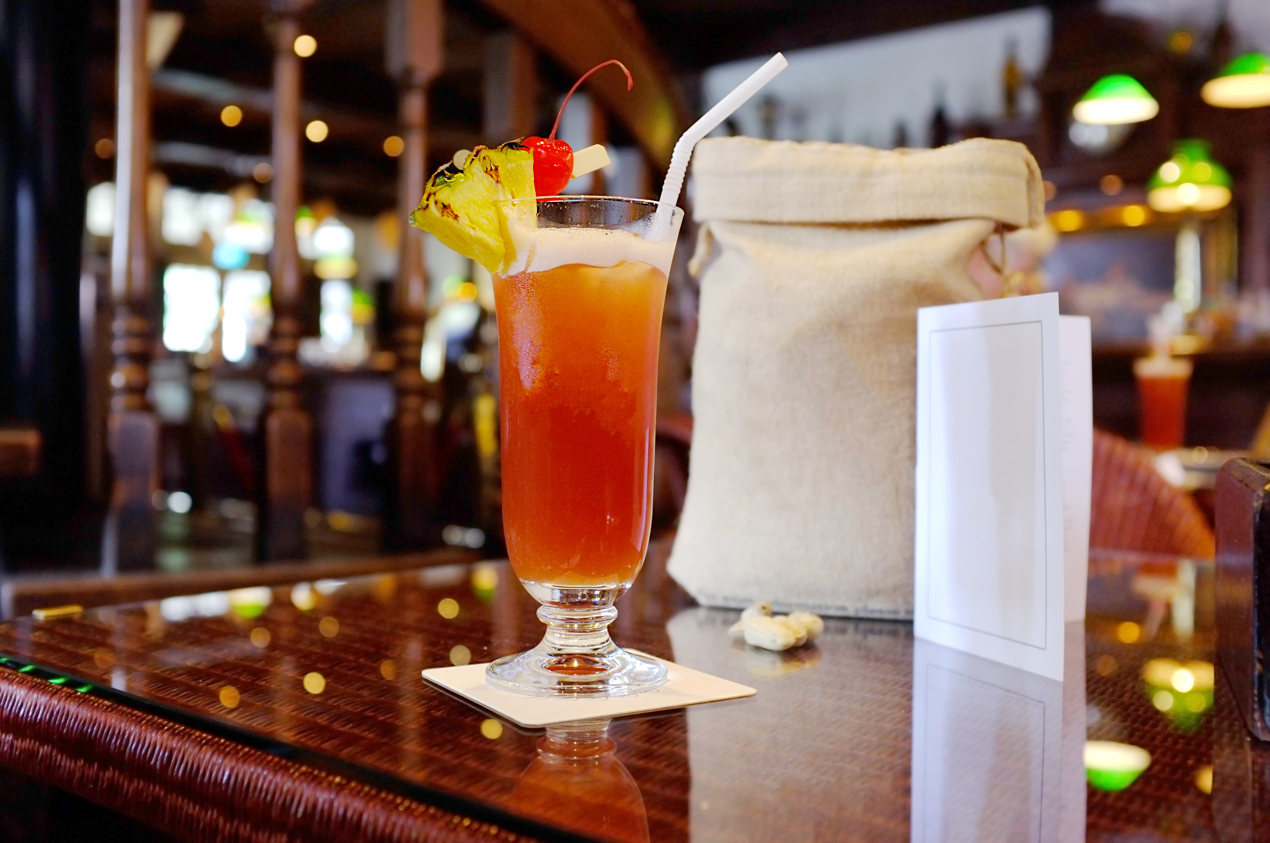 Den klassiska drinken Singapore Sling serveras på historiska Raffles Hotel.