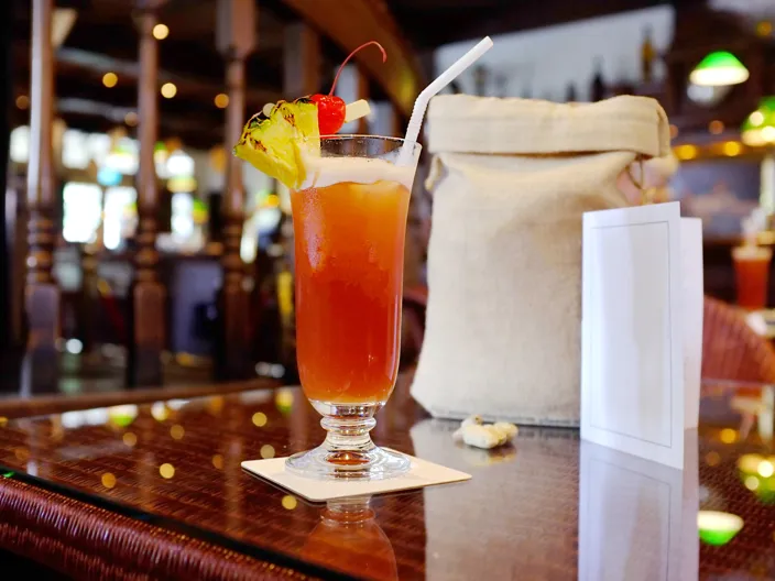 Den klassiska drinken Singapore Sling serveras på historiska Raffles Hotel.