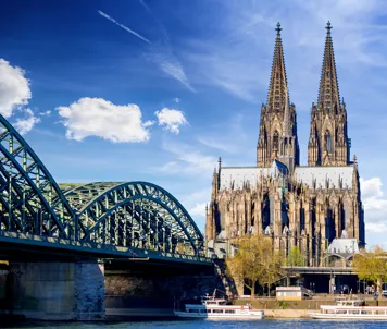 Kölner Dom og Hohenzollernbroen