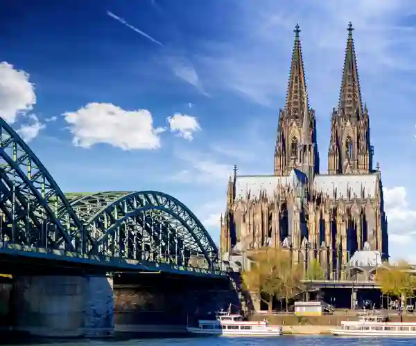 Kölner Dom og Hohenzollernbroen