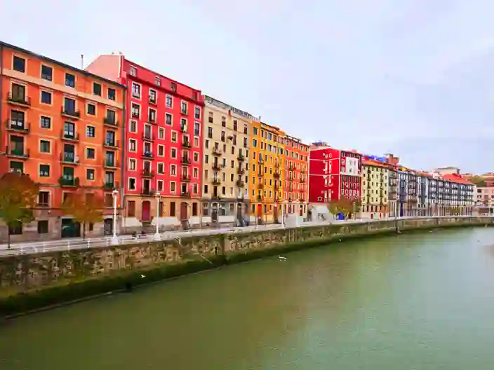 Färgglada hus vid flodkanten i Bilbao