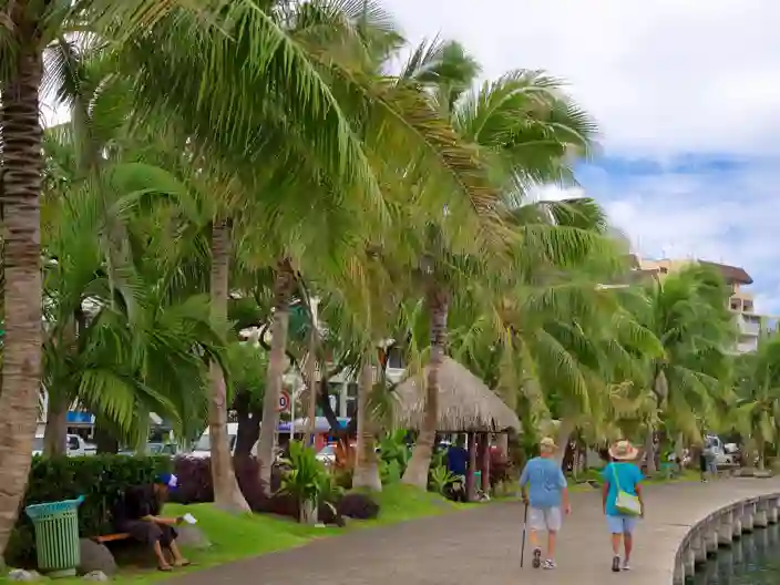 Promenad under palmerna i Papeete