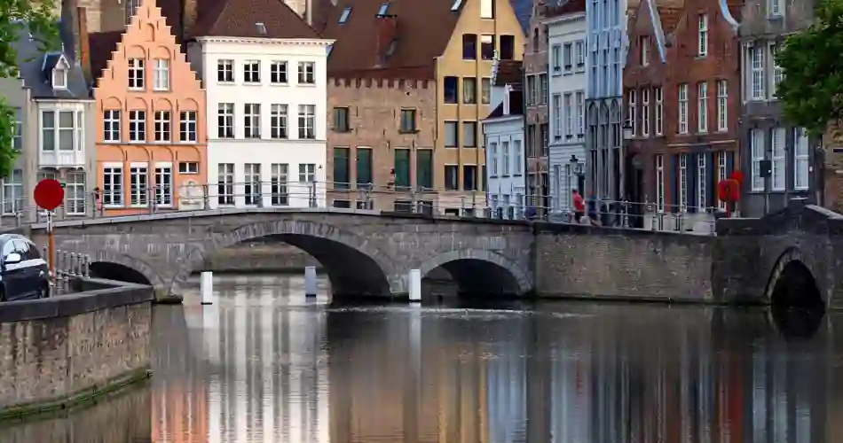 Färgglada hus vid kanalen i Brygge i Belgien