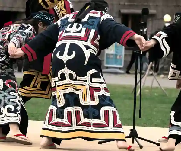 Ainuernes klassiske beklædning