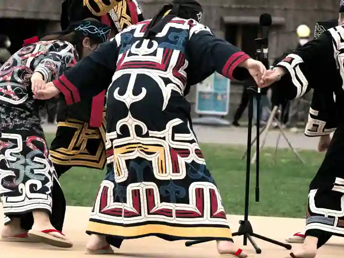 Ainuernes klassiske beklædning