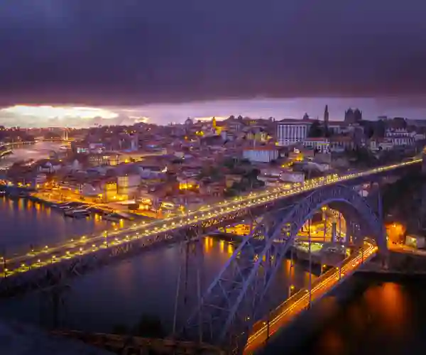 Portos magiske natteliv oplyses af lys og charme langs flodens bred