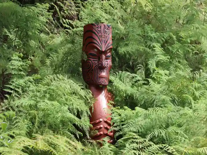 Maori totemskulptur