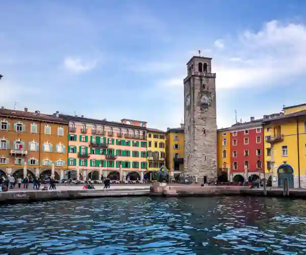 Torvet i Riva del Garda med Hotel Centrale