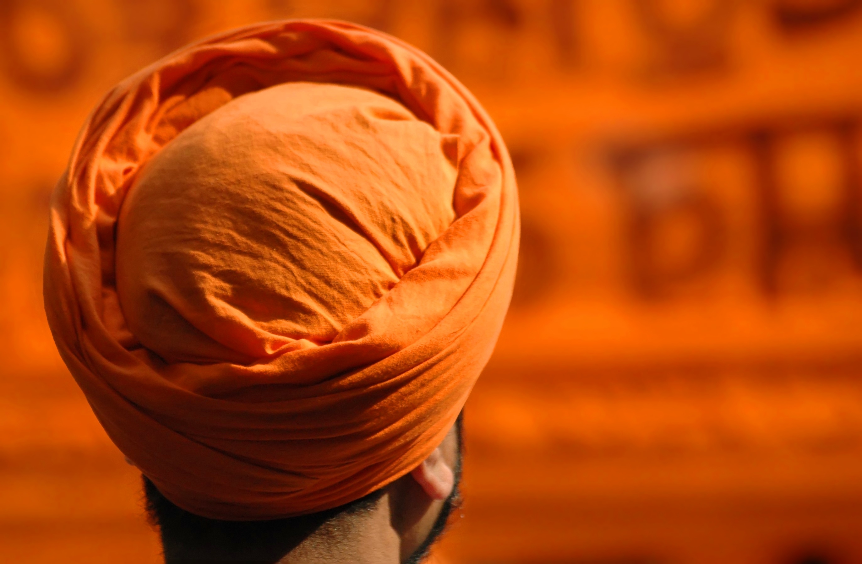 En sikh med orange turban