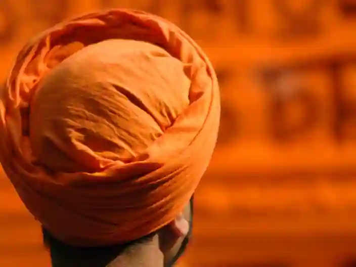 En sikh med orange turban