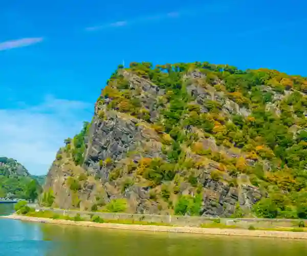 Den store klippe Lorelei ved Rhinens smalleste sted