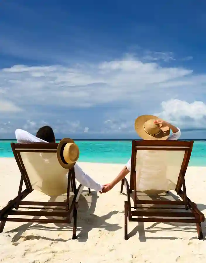 Par som håller händer på stranden