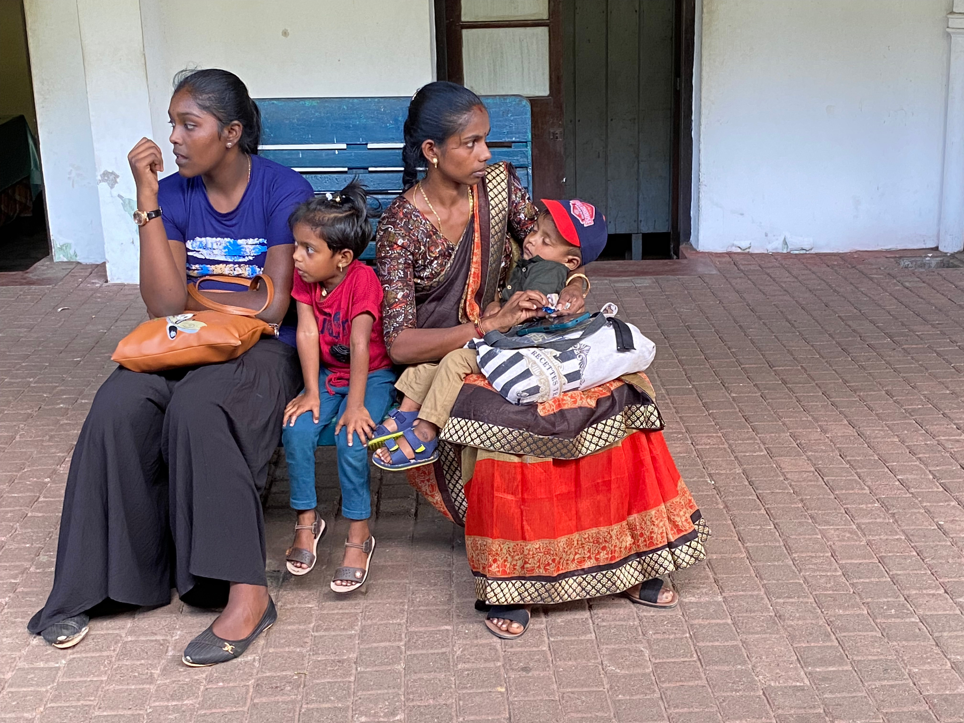 Familie venter på tog