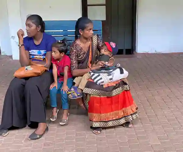 Familie venter på tog