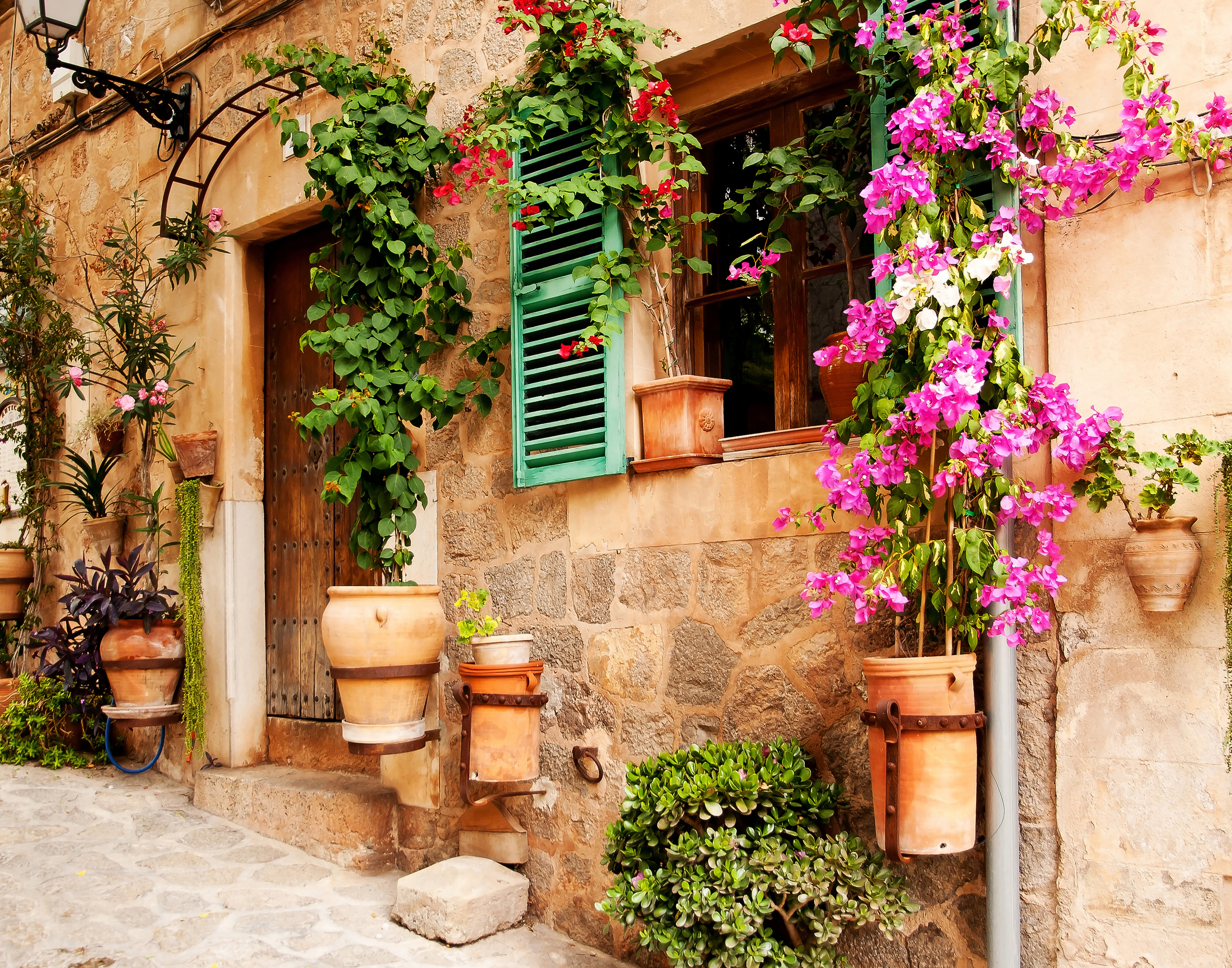 Stenhus i Valldemossa med vackra krukväxter 