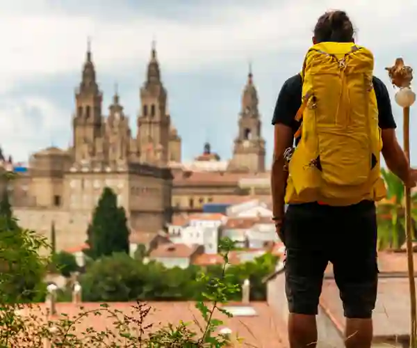 Pilgrims rejsende ved katedralen i Santiago de Compostela