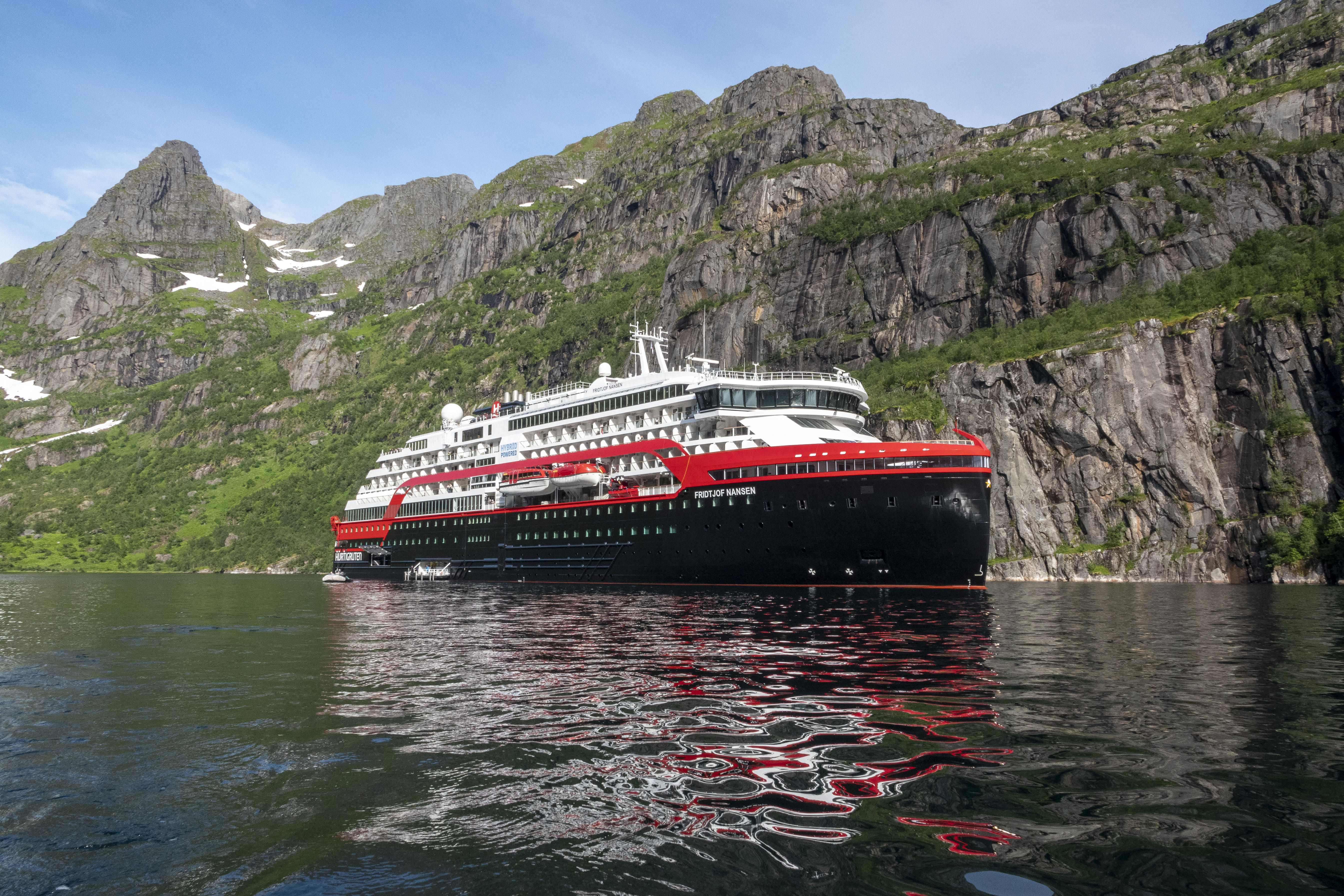 Ms Fridtjof Nansen i Trollfjorden