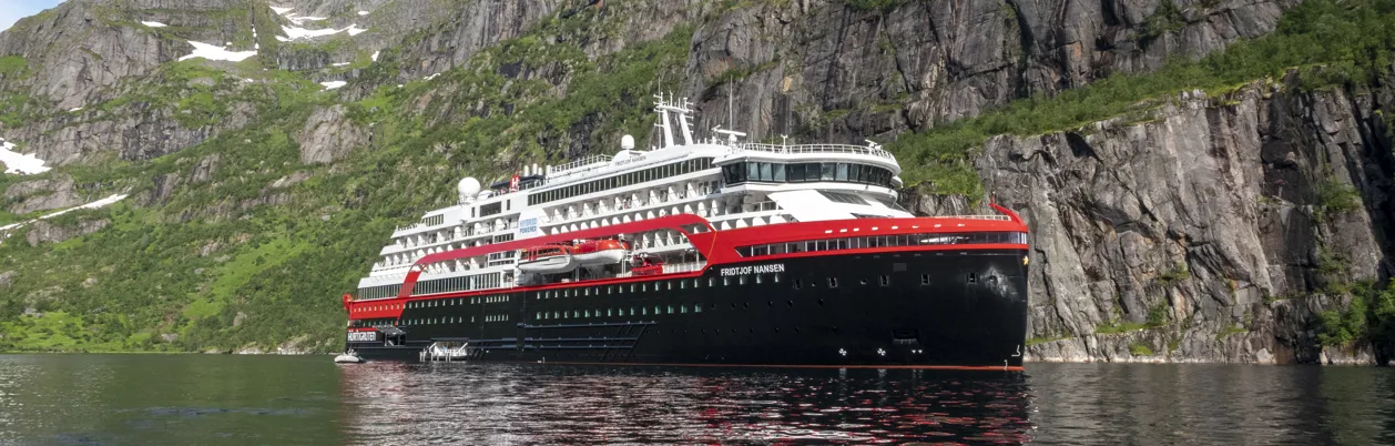 Ms Fridtjof Nansen i Trollfjorden