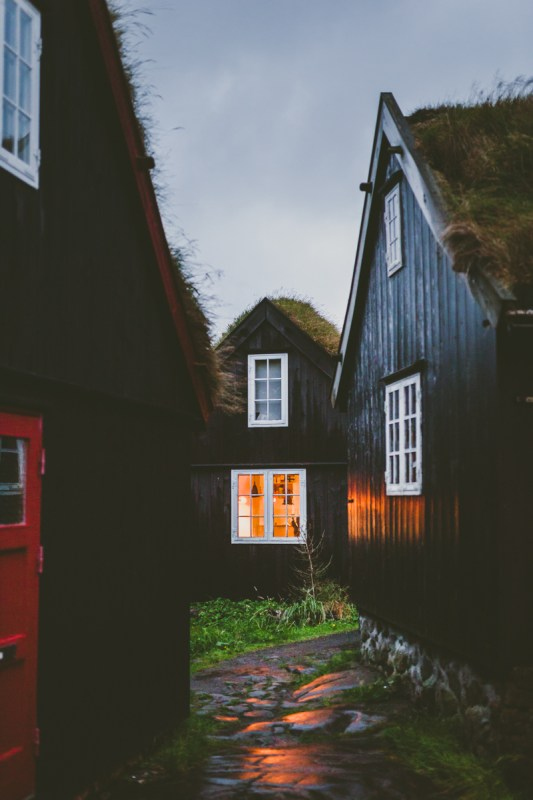Hus med grästak i Torshavn