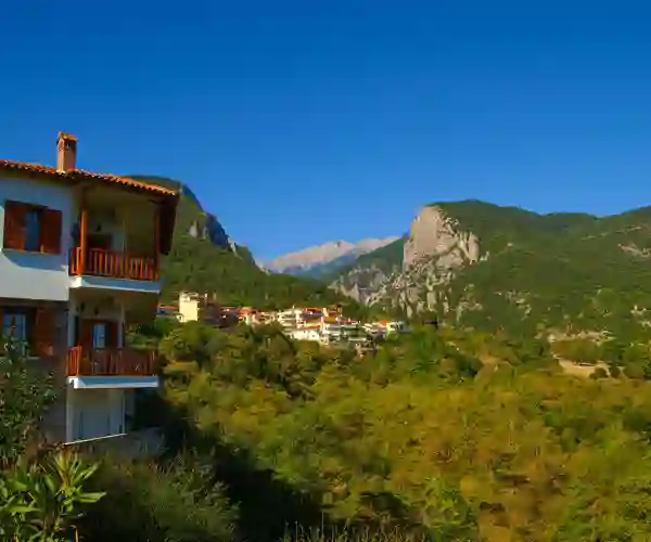 Litochoro med Olympus-bjergene i baggrunden