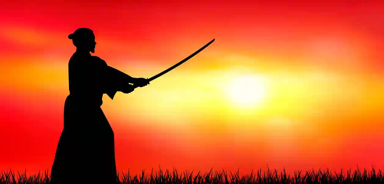 Samurai med sværd ved solnedgang