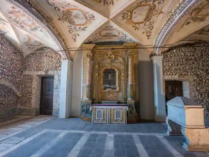 Capela dos Ossos - Évoras mest usædvanlige seværdighed