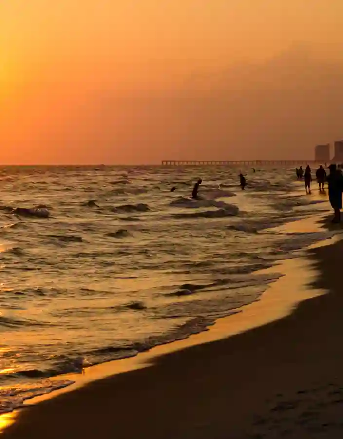 Solen går ner över Panamas kust och färgar havet och himlen i varma toner.