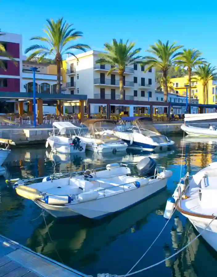 Båtar i hamnen i Port de Andratx på Mallorca