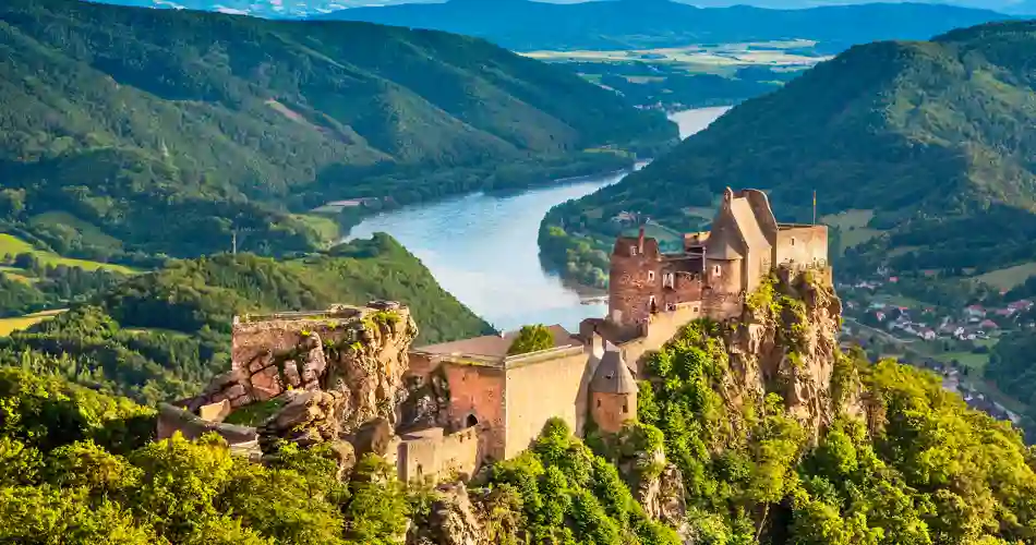 Wachau-dalen med slot i forgrunden