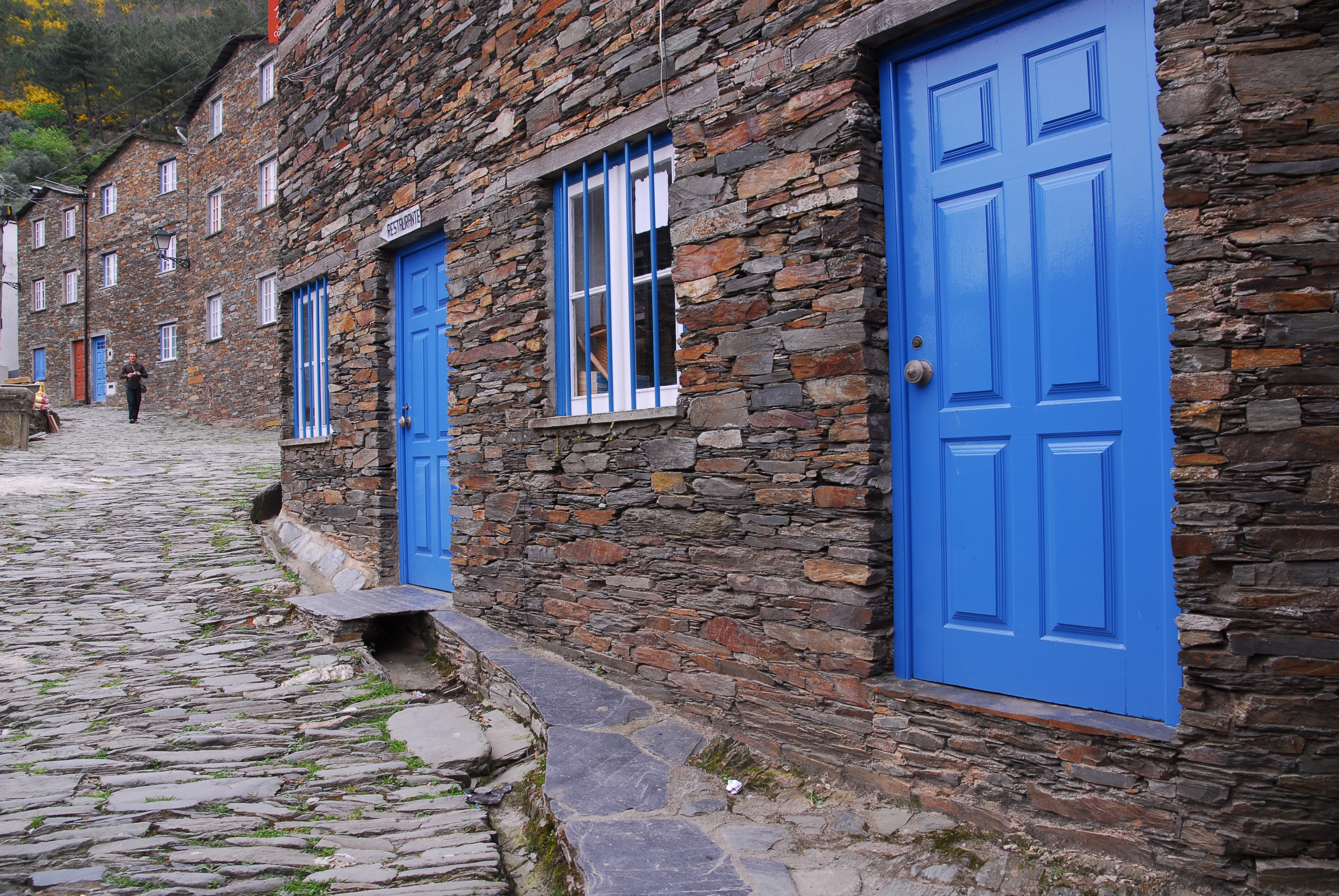 Blå døre i landsbyen Piódão 