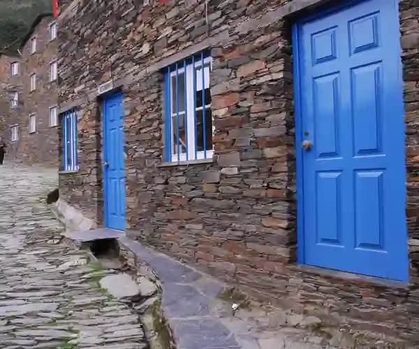 Blå døre i landsbyen Piódão