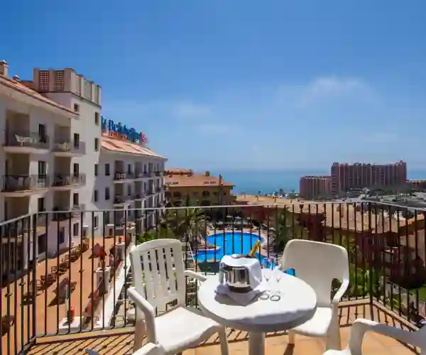 Balkong med bassengutsikt