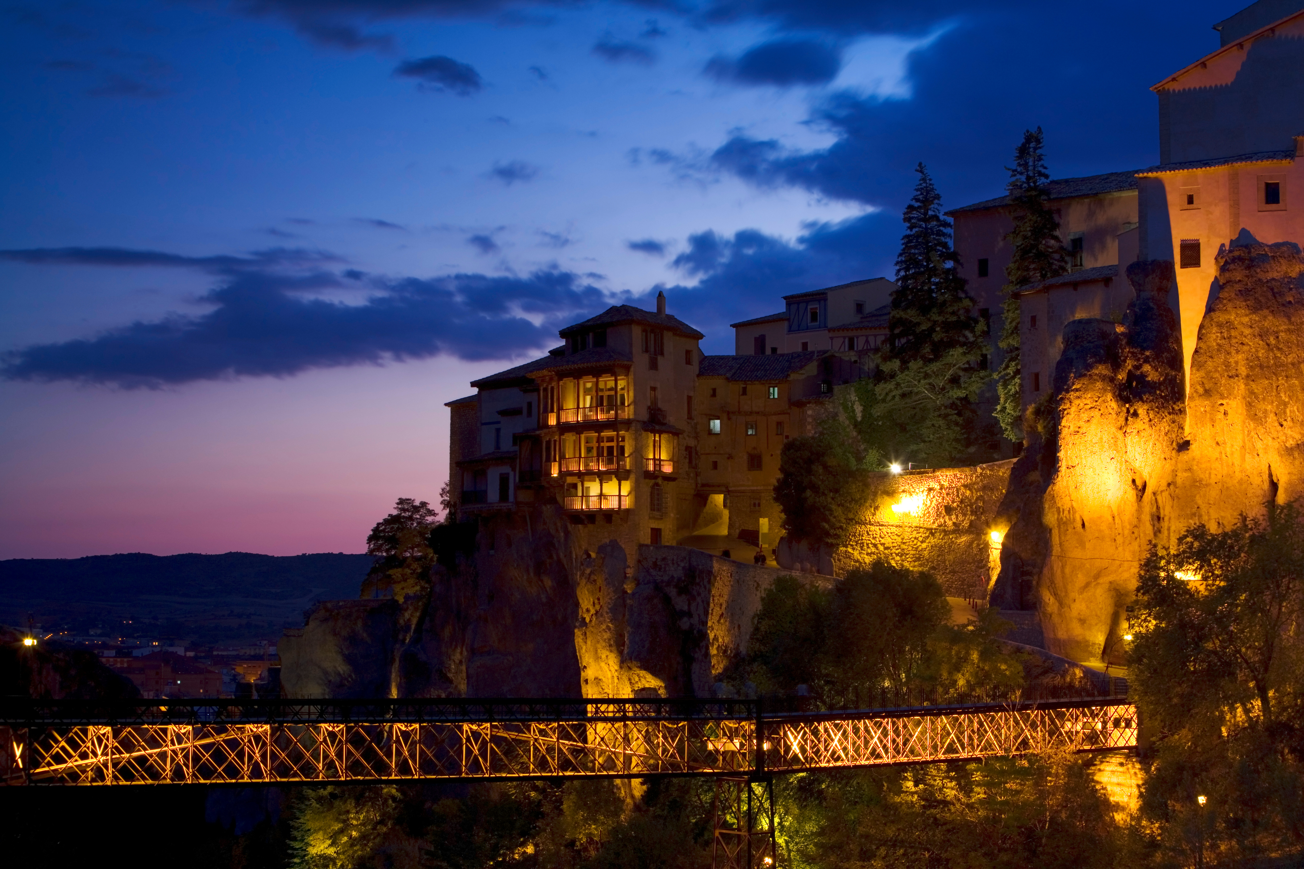 Cuencas hængende huse i aftenbelysning