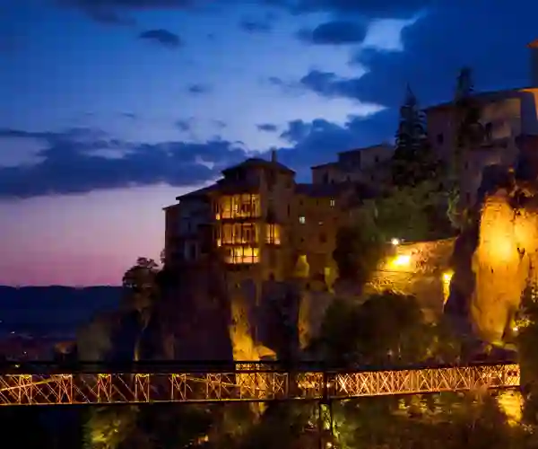 Cuencas hængende huse i aftenbelysning