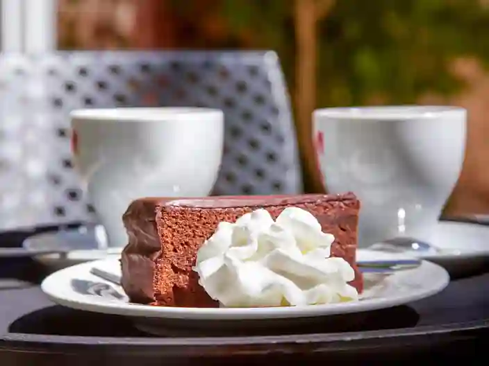 Abrikos og Chokolade Sacherkage Med Flødeskum