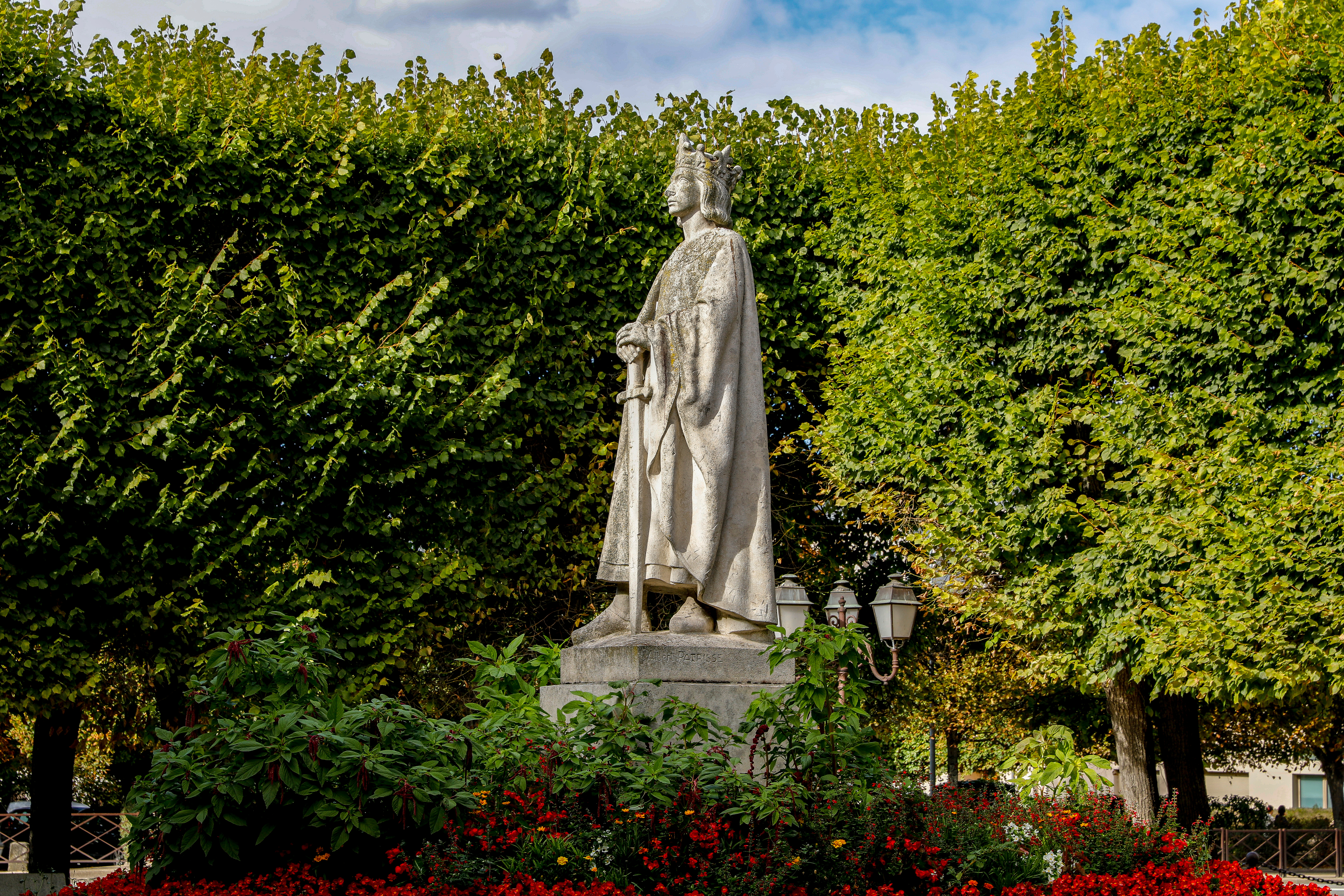 Statue av St. Louis utenfor Notre Dame i Poissy