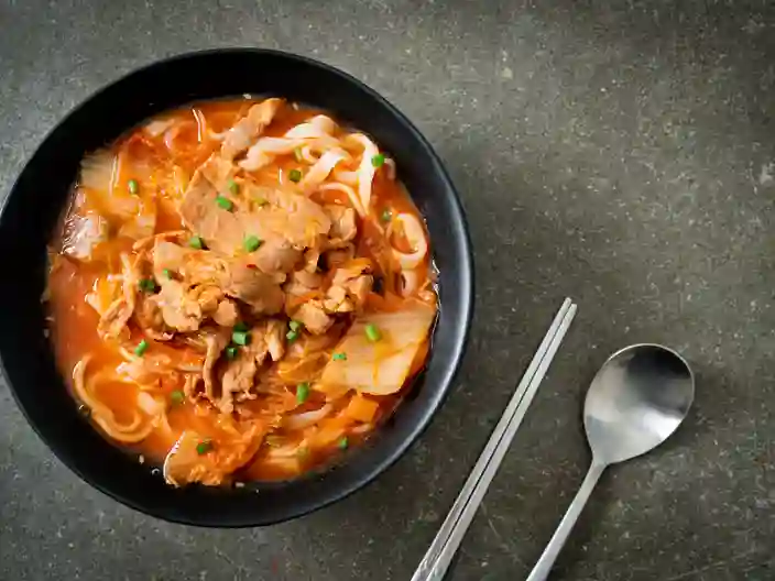 Udon Ramen Nudler Med Svinekød I Kimchi Suppe