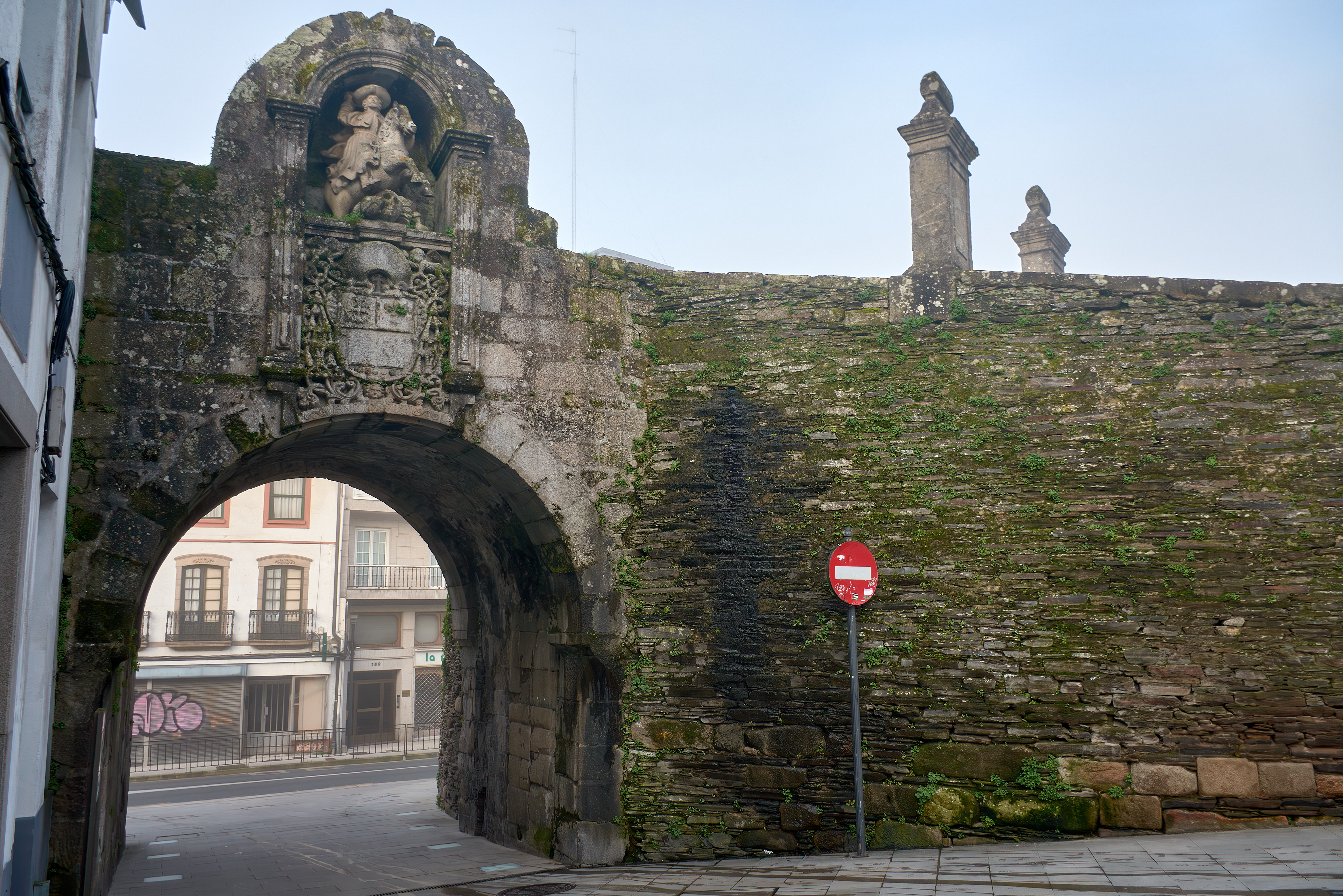 Puerta de Santiago, en del af den romerske mur i Lugo