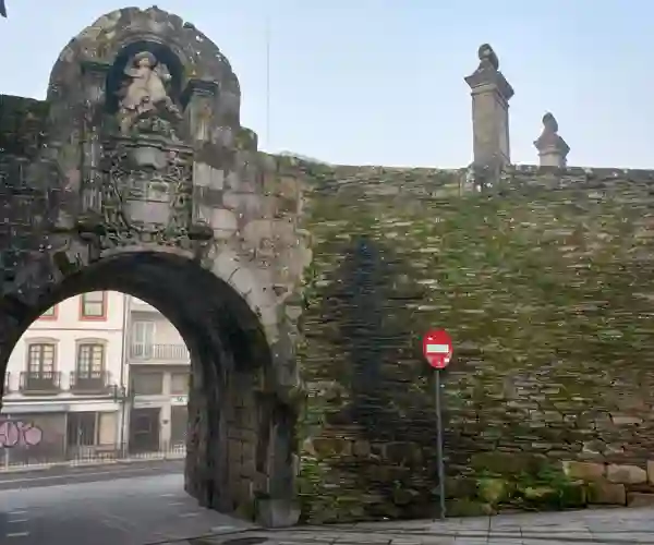 Puerta de Santiago, en del af den romerske mur i Lugo