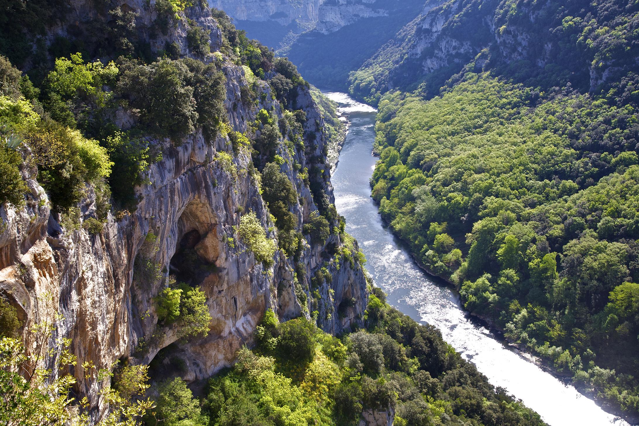 Vy över det bergiga landskapet i Ardeche